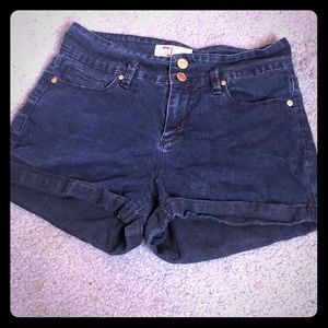 Super cutee high waisted shorts.